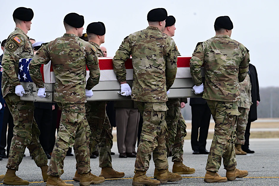 US-Soldaten tragen einen Sarg mit einem bei einem iranischen Angriff getöteten Soldaten.