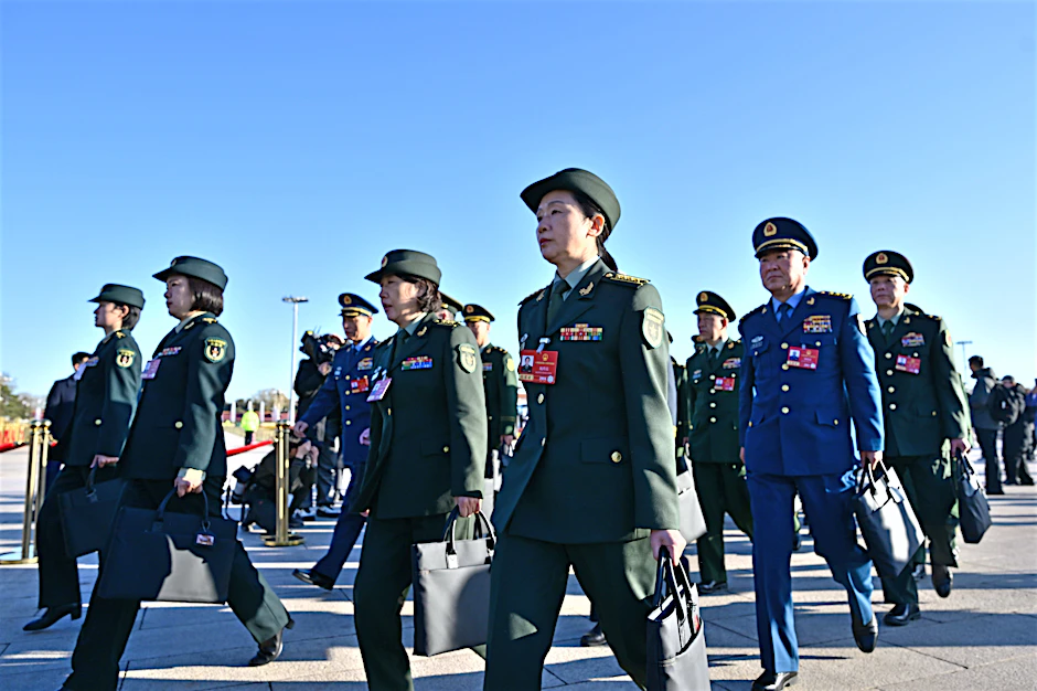 Abgeordnete des Nationalen Volkskongresses auf dem Weg zur Plenarsitzung in Peking