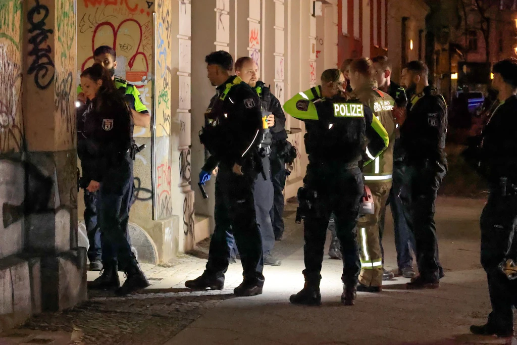 Mehrere Polizeibeamte sichern Spuren an einem Gebäude in Kreuzberg.