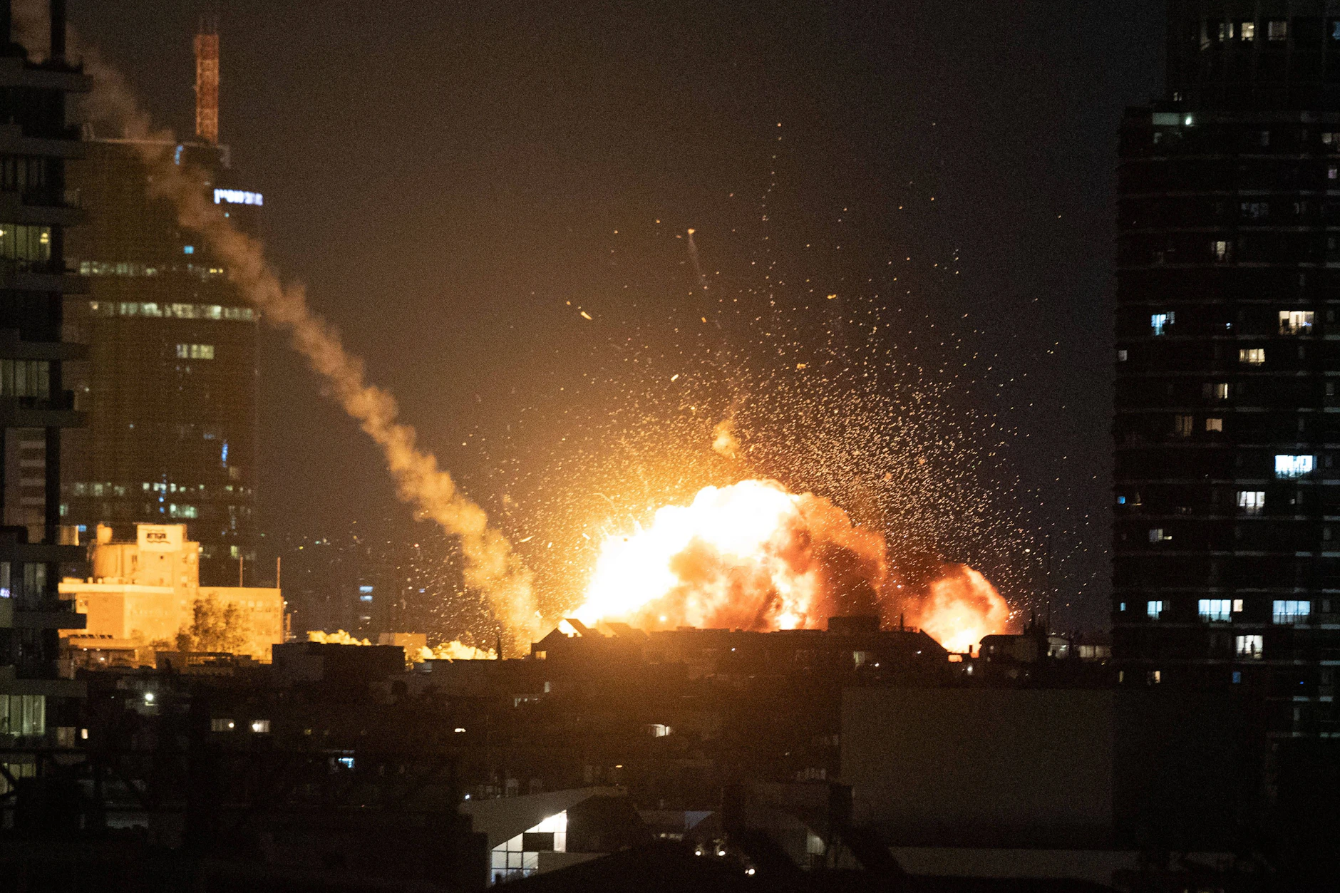 Eine Explosion ausgelöst durch eine iranische Rakete erschüttert das Zentrum von Tel Aviv am 28. Februar 2026.
