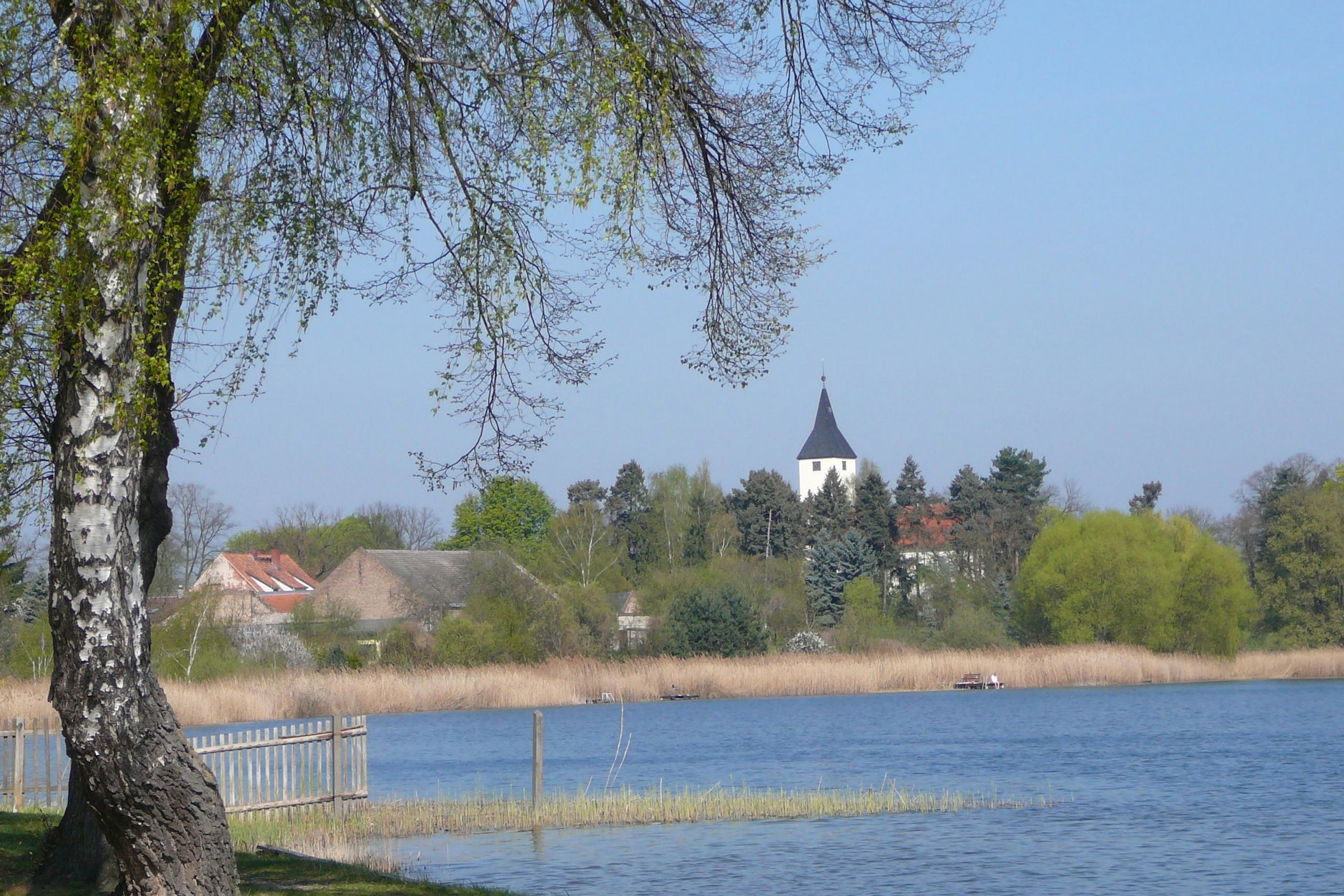 Blick vom Krummen See auf den Ort Sperenberg.