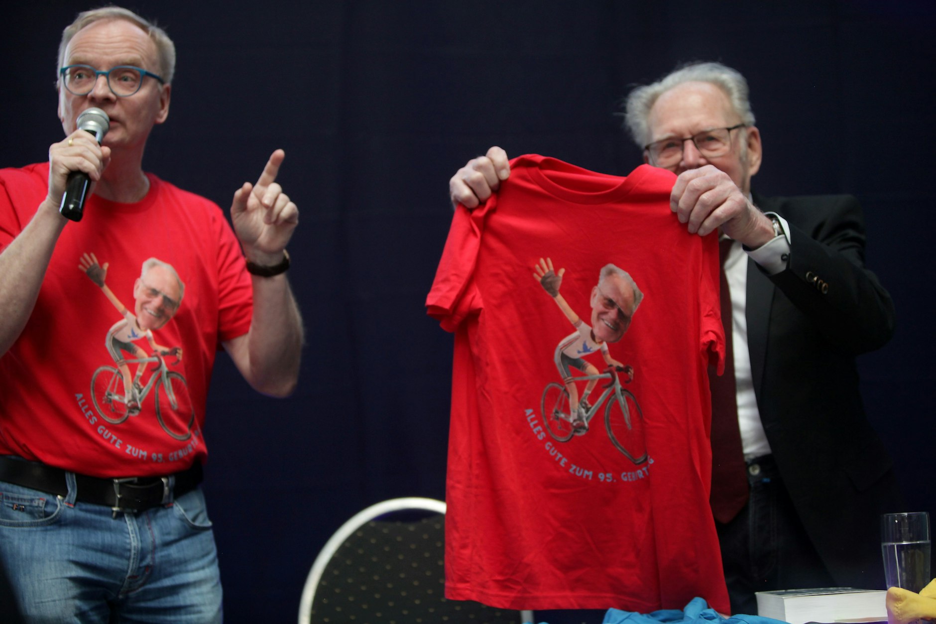 „Täve“ Schur hat zu seinem Geburtstag von Kabarettist und Schauspieler Uwe Steimle ein T-Shirt überreicht bekommen.