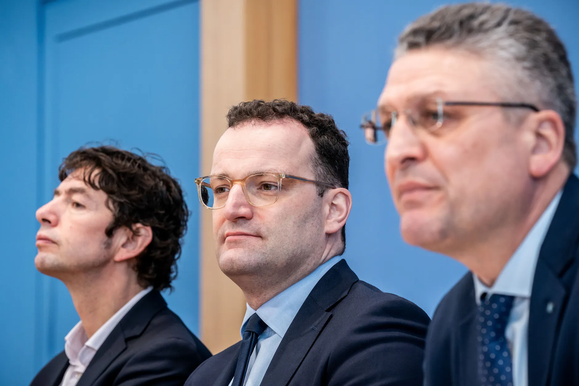 Ex-Bundesgesundheitsminister Jens Spahn (CDU, m.) neben dem ehemaligen RKI-Chef Lothar H. Wieler (r.) und Christian Drosten, Direktor am Institut für Virologie der Charité Berlin