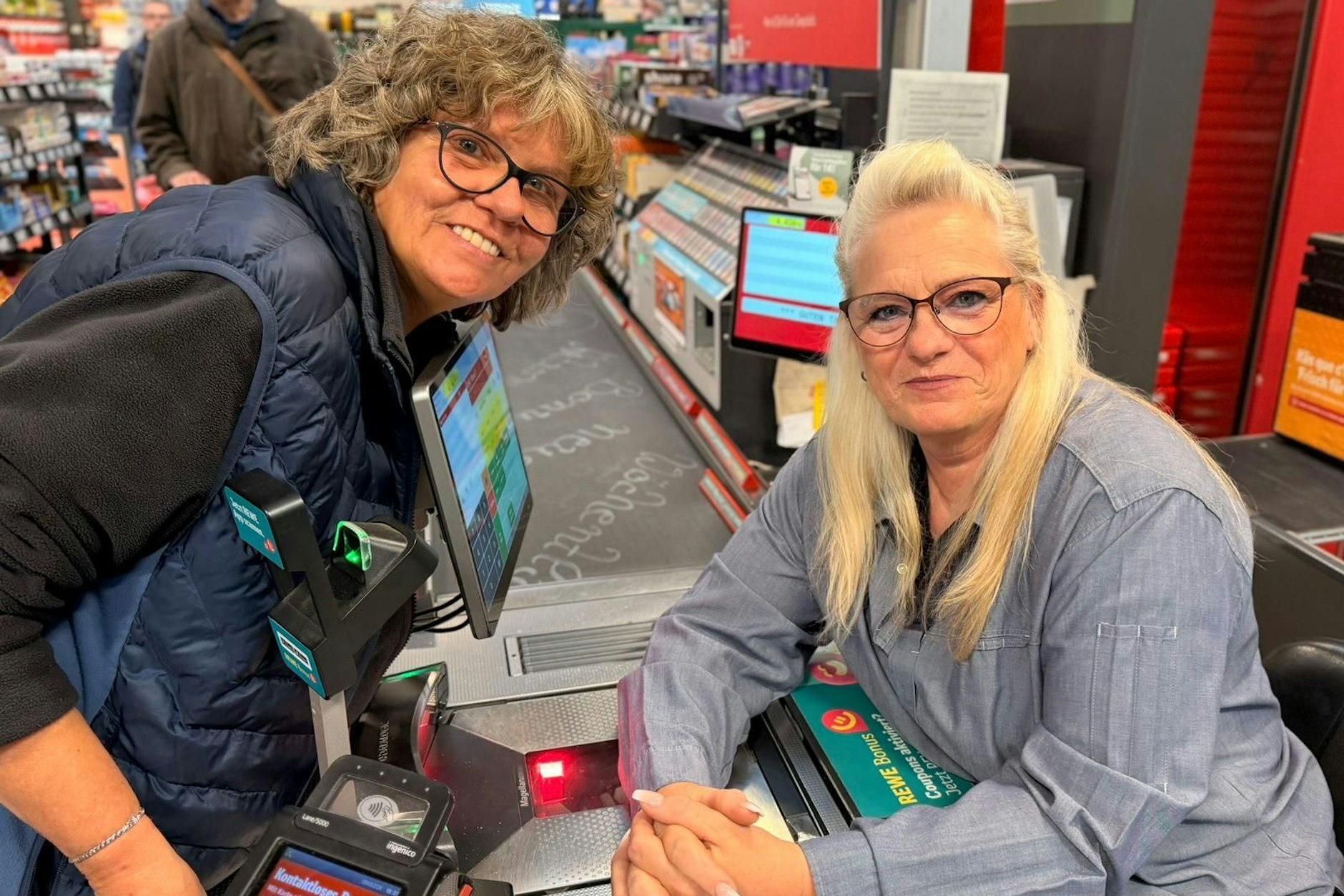 Kathleen mit der Kassiererin Petra Bertow: Es geht um Setzlinge für den Garten.