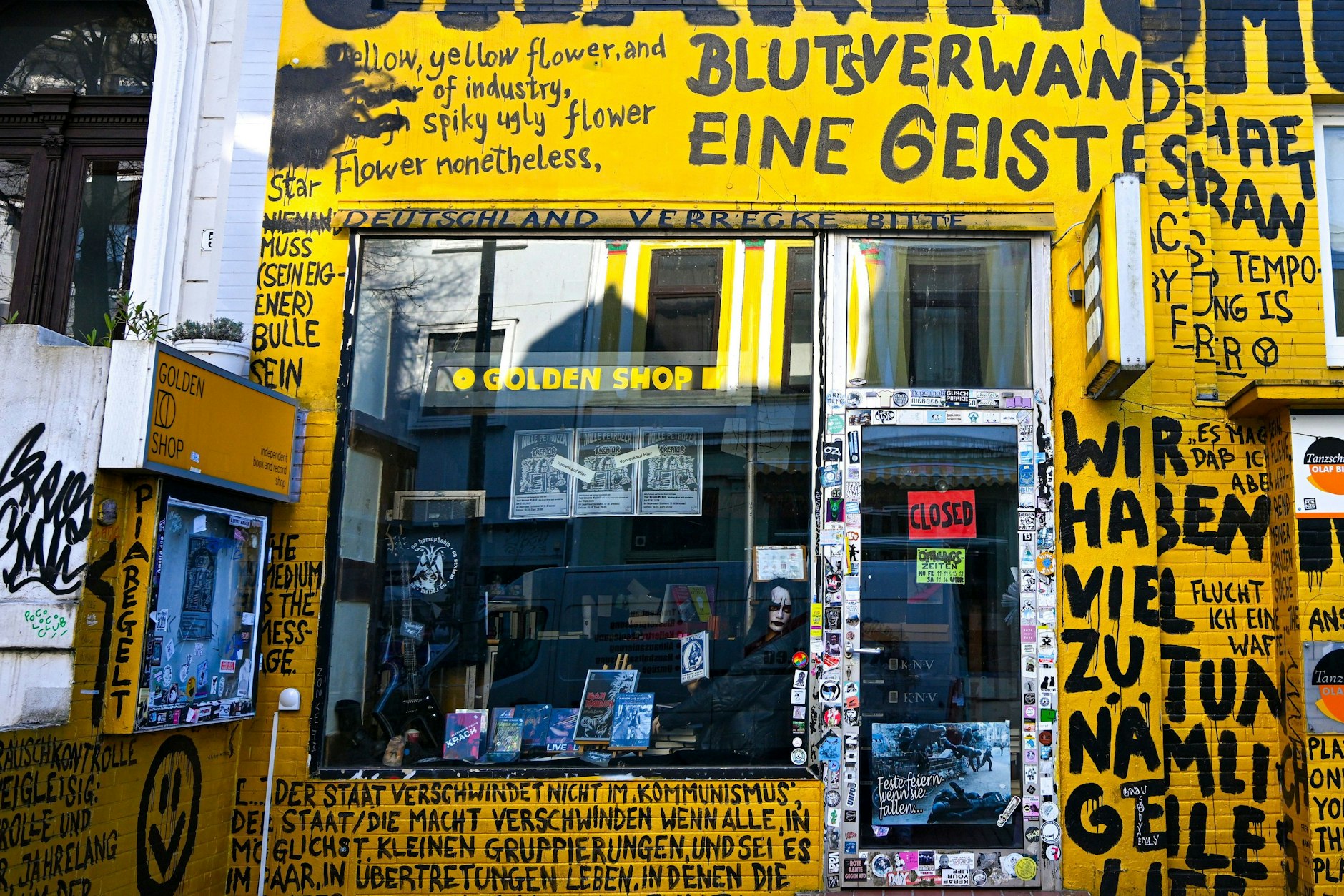 Der Buchladen Golden Shop in Bremen. Der von Weimer unvollständig zitierte Spruch findet sich an der Markise.