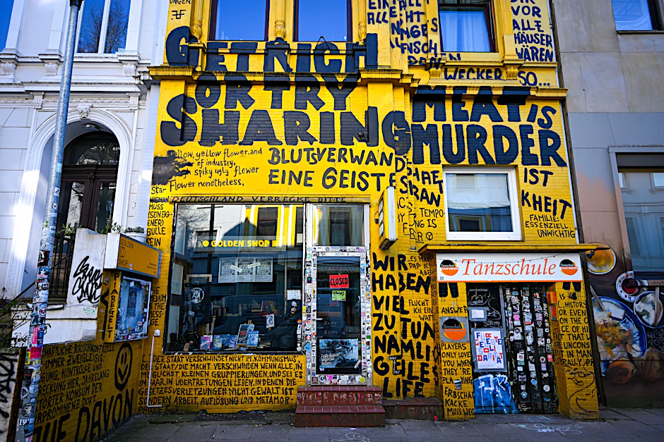 Der Buchladen Golden Shop in Bremen. Der von Weimer unvollständig zitierte Spruch findet sich an der Markise.
