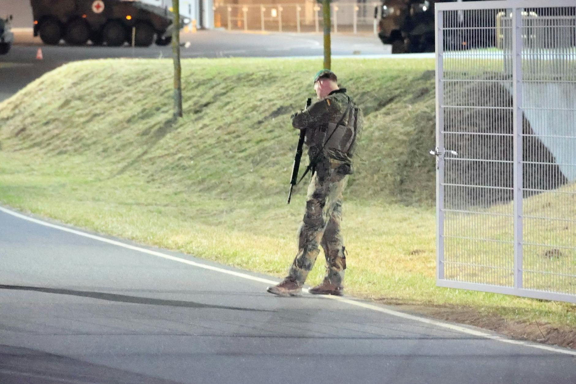 Die Bundespolizei patrouillierte am Mittwochabend im Außenbereich des Flughafens, auch bei der Bundeswehr.