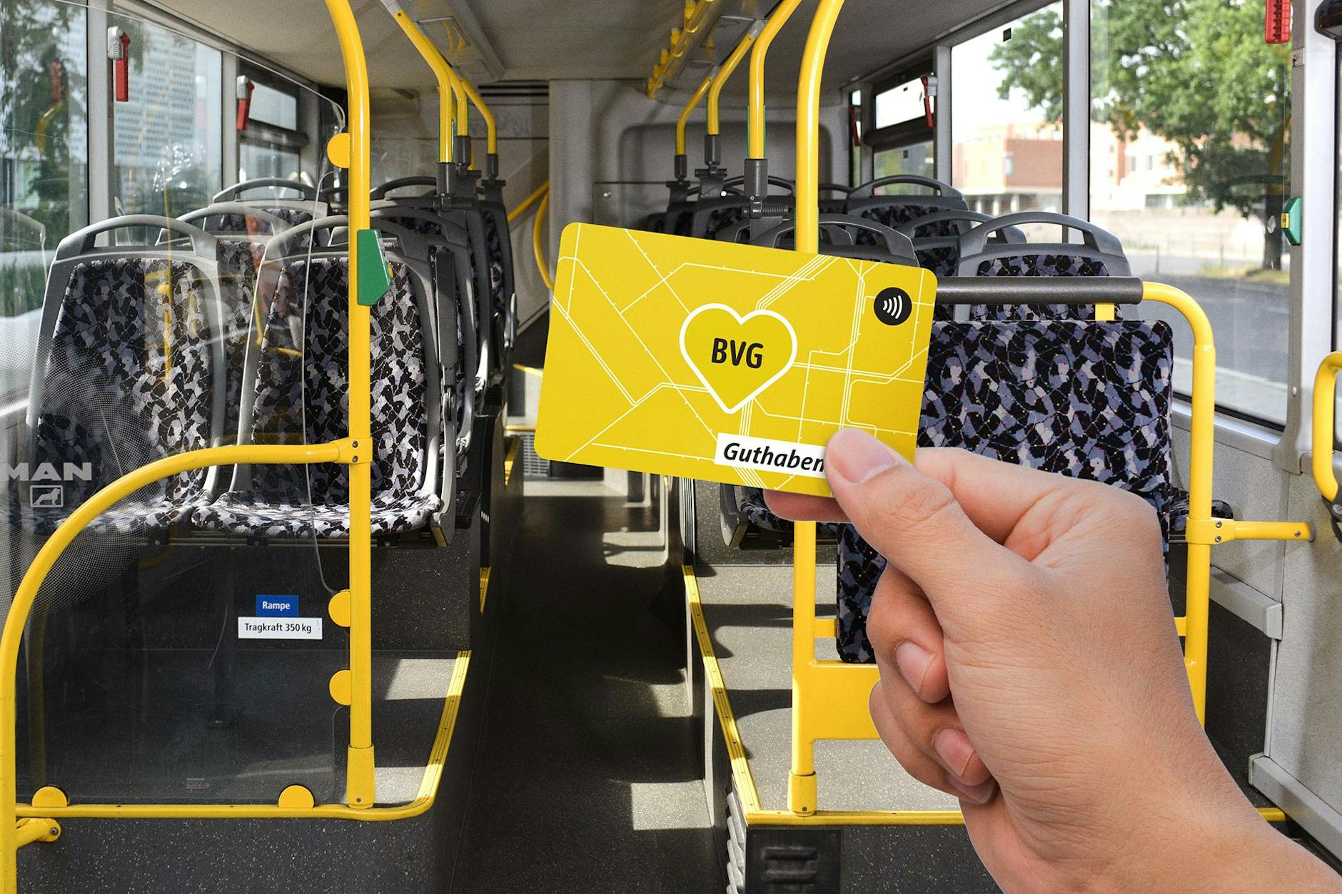 Wer mit Bussen der BVG fährt mus bargeldlos bezahlen. Doch nicht jede Geldkarte funktionrt offenbar am Lesegerät.