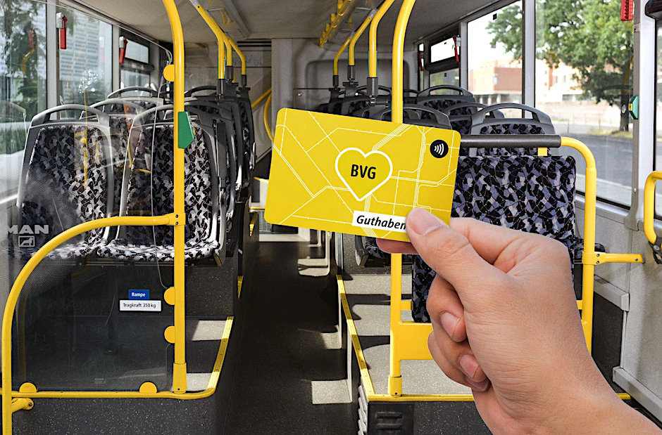 Wer mit Bussen der BVG fährt mus bargeldlos bezahlen. Doch nicht jede Geldkarte funktionrt offenbar am Lesegerät.