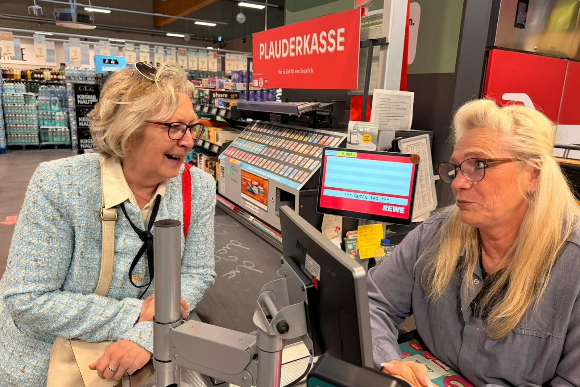 Die Kundin Marianne Stiller (66) und die Kassiererin Petra Bertow (55) an der Plauderkasse.