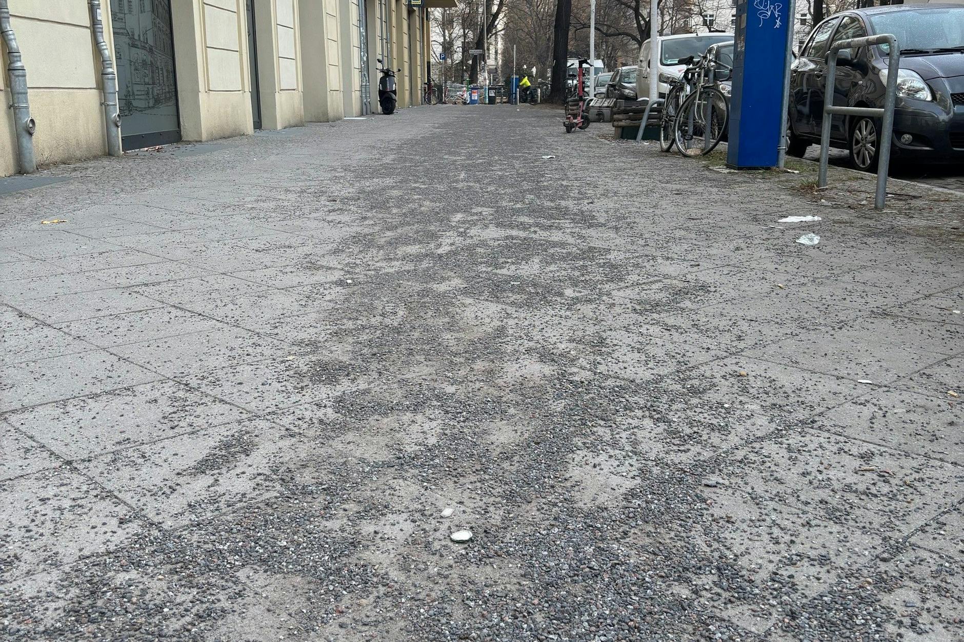 Splitt überall. Es knirscht unter den Schuhsohlen der Berliner, auch noch Mitte März.