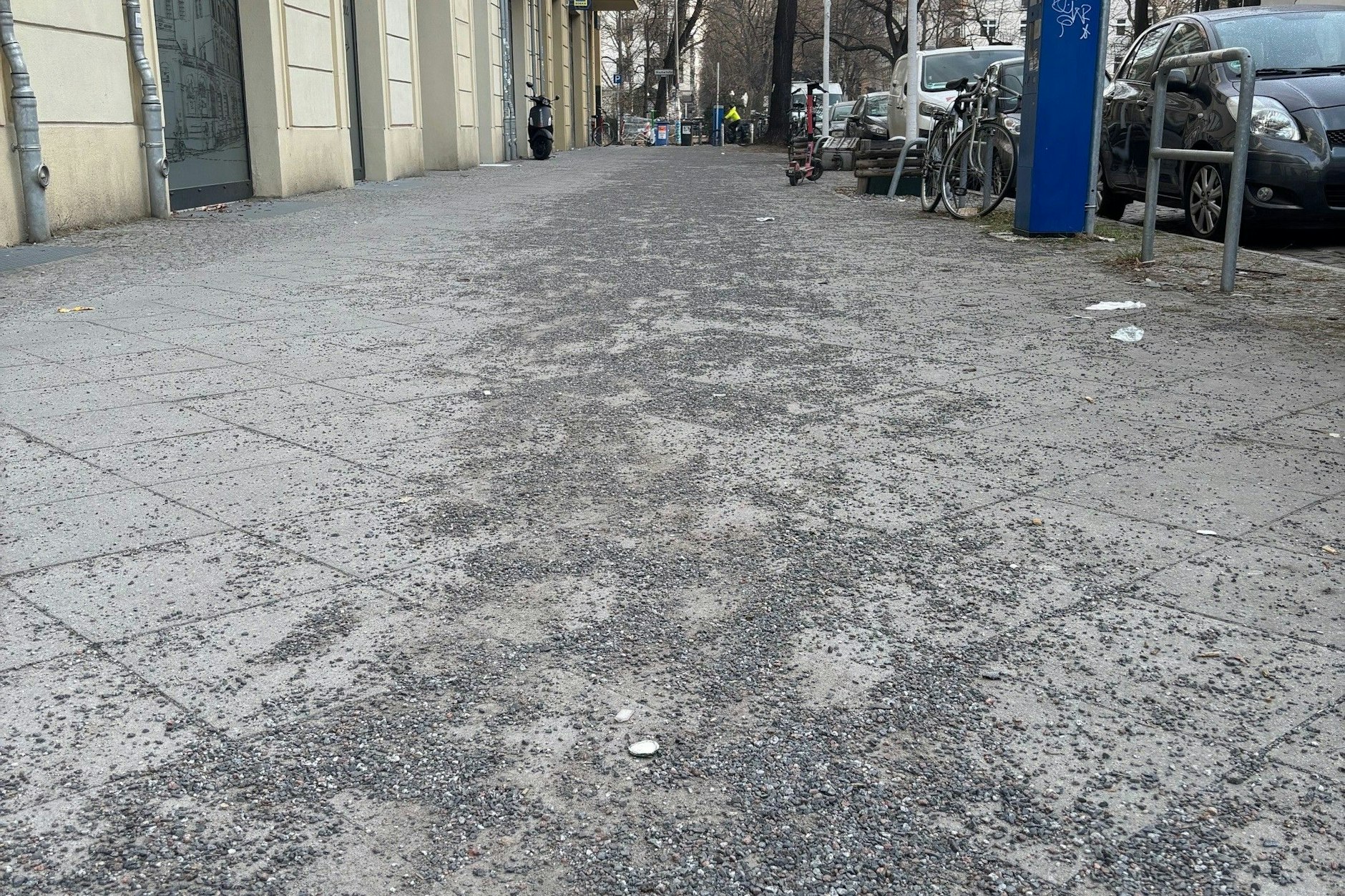 Splitt überall. Es knirscht unter den Schuhsohlen der Berliner, auch noch Mitte März.