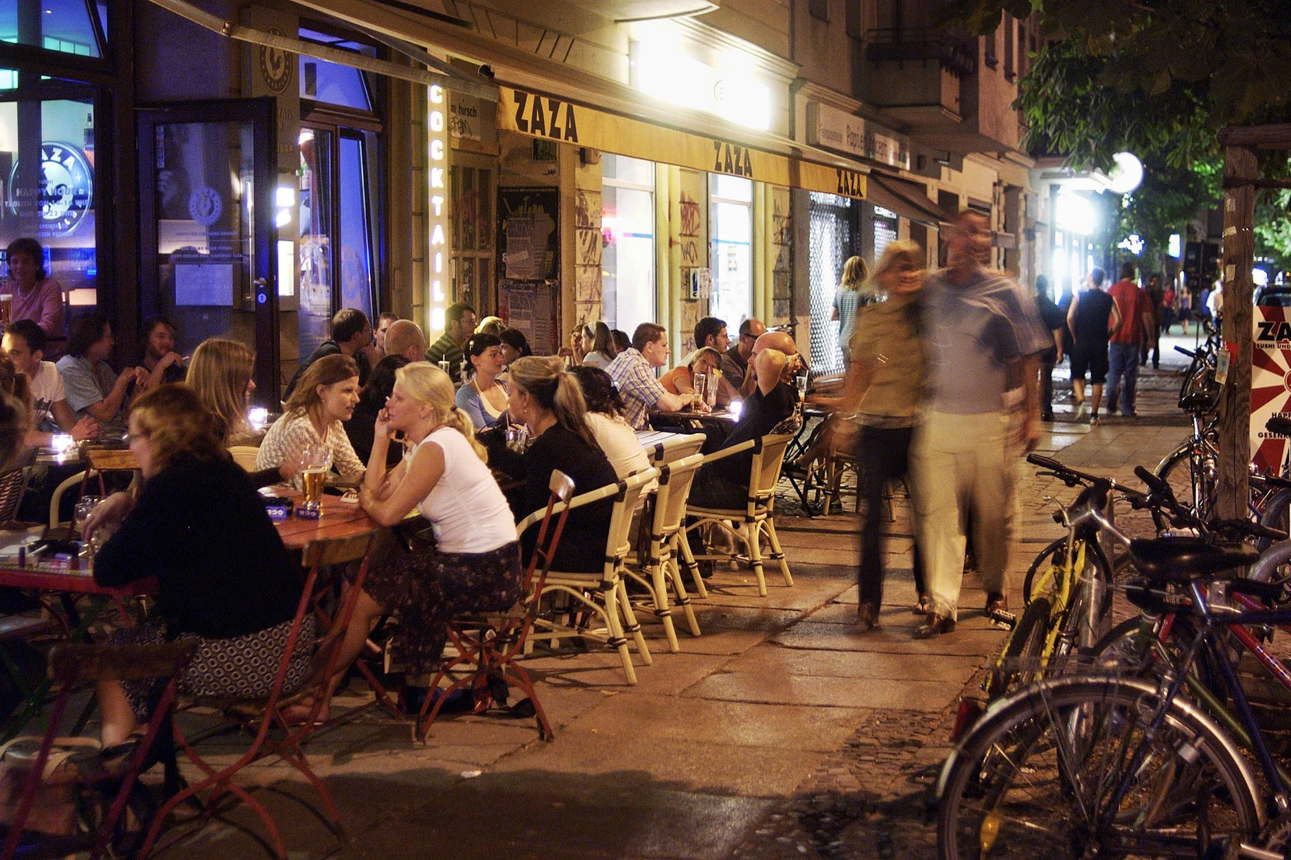 Gäste sitzen an einem Sommerabend vor dem Schwarz Sauer.
