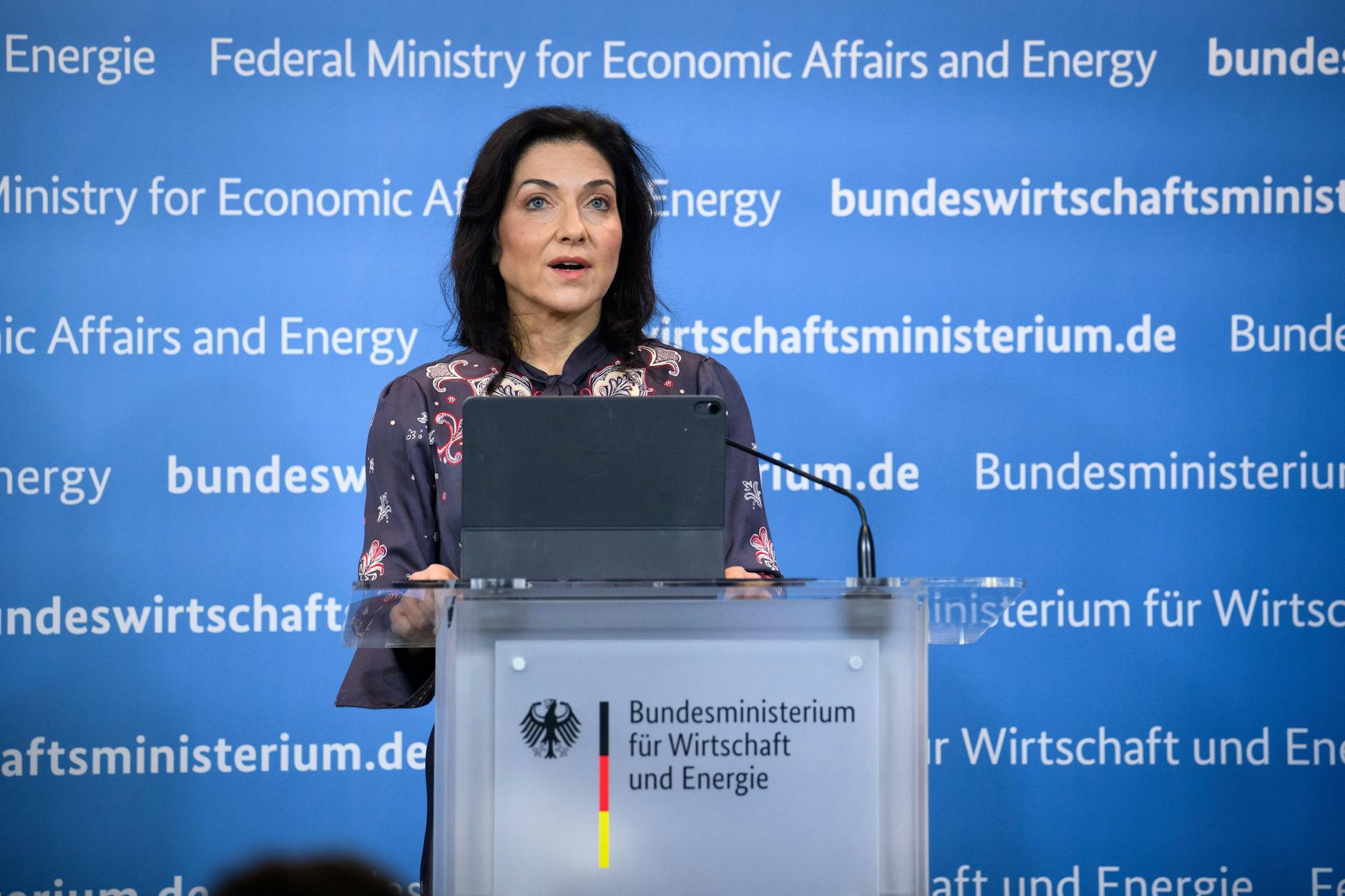 Katherina Reiche (CDU), Bundesministerin für Wirtschaft und Energie, erklärt auf einer Pressekonferenz, wie die Bundesregierung gegen die steigenden Benzinpreise kämpfen will.