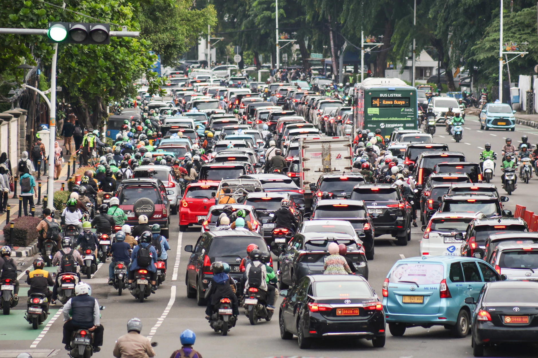 Verkehr in Jakarta. Indonesien leidet unter den Ölpreisen.