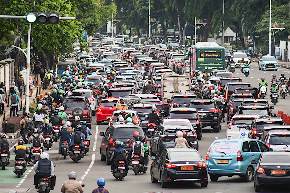 Verkehr in Jakarta. Indonesien leidet unter den Ölpreisen.
