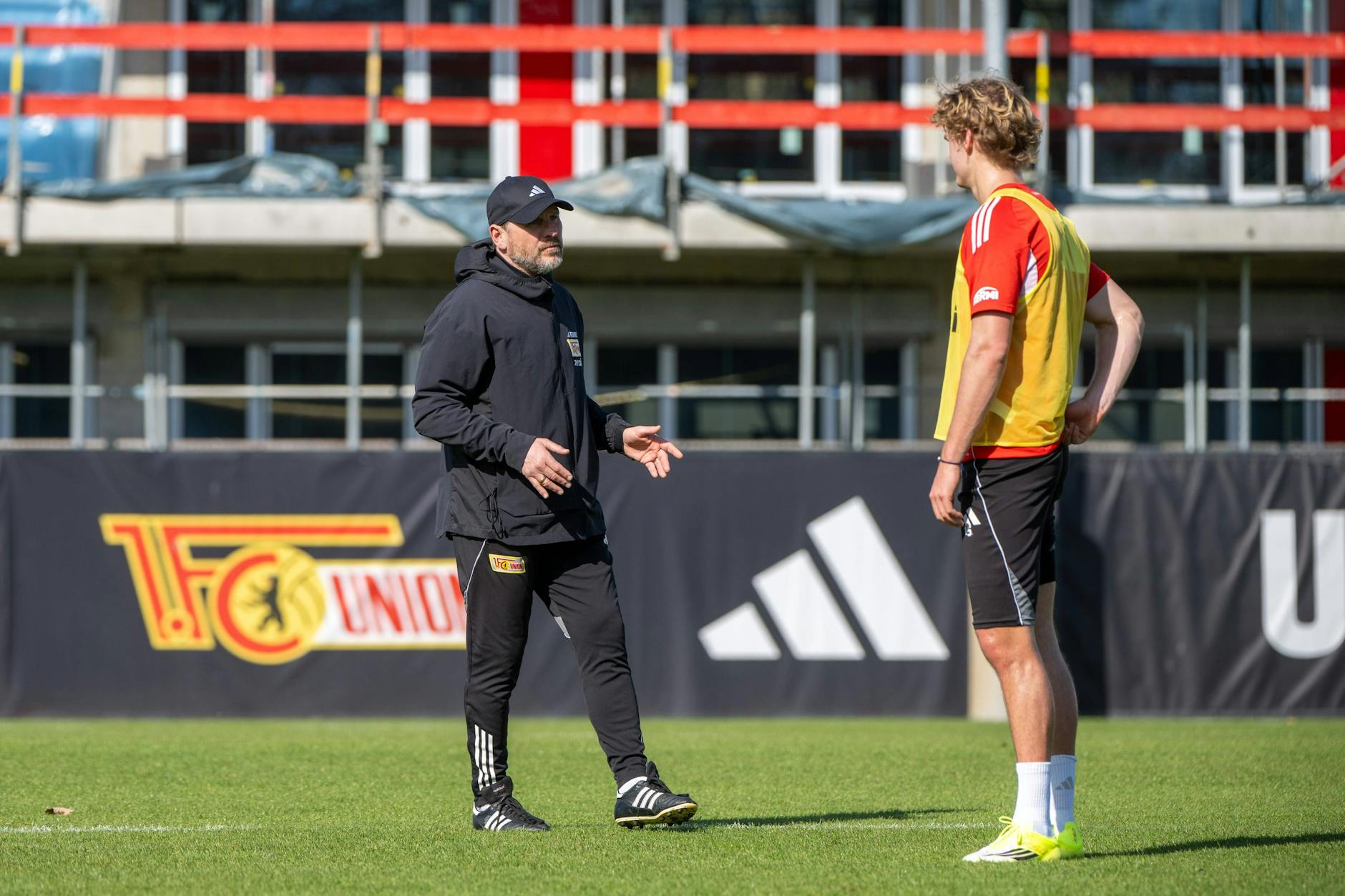 Kleiner Lichtblick für Union-Trainer Steffen Baumgart vor dem Spiel in Freiburg. Verteidiger Tom Rothe trainierte erstmals seit Wochen wieder mit der Mannschaft.
