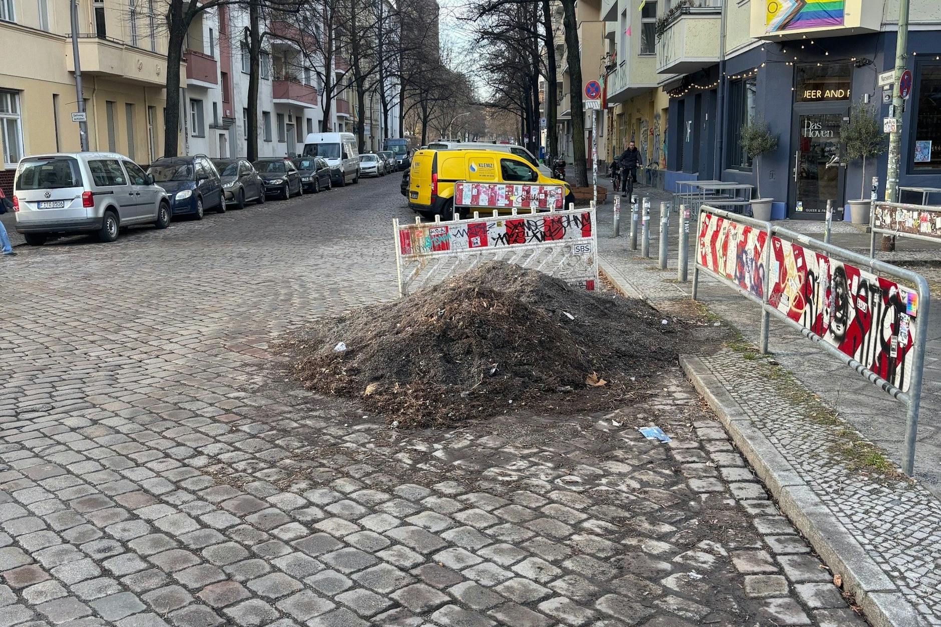 So sieht es Mitte März in Neukölln aus: Splitt häuft sich überall in der Stadt, die Winterreste kann wirklich niemand mehr sehen.
