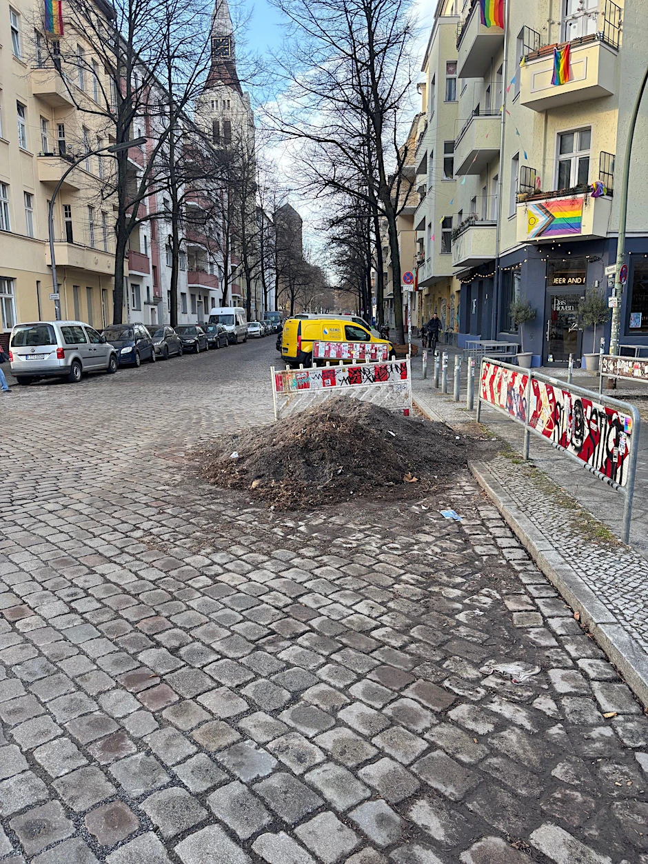 So sieht es Mitte März in Neukölln aus: Splitt häuft sich überall in der Stadt, die Winterreste kann wirklich niemand mehr sehen.
