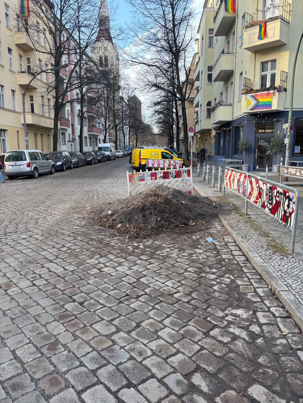 Frühling in Berlin: Die Sonne scheint, der Rollsplitt häuft sich