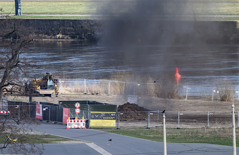 Schwarzer Rauch stieg am Dresdner Elbufer auf: Der Zünder der Bombe konnte erfolgreich entfernt werden 