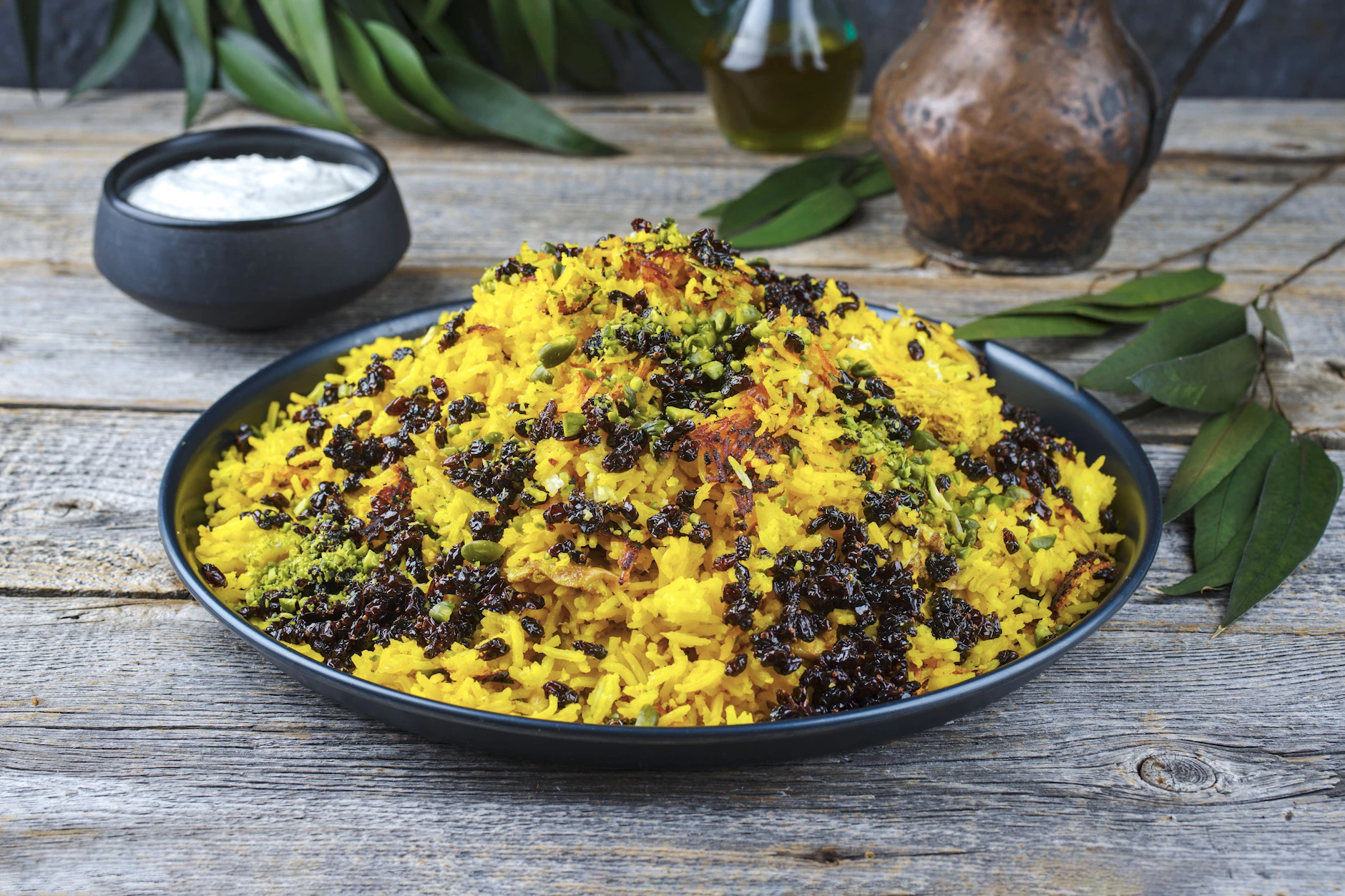 Klassiker der persischen Küche: Zereshk Polo ba Morgh – Safranreis mit Hühnchen und Berberitzen