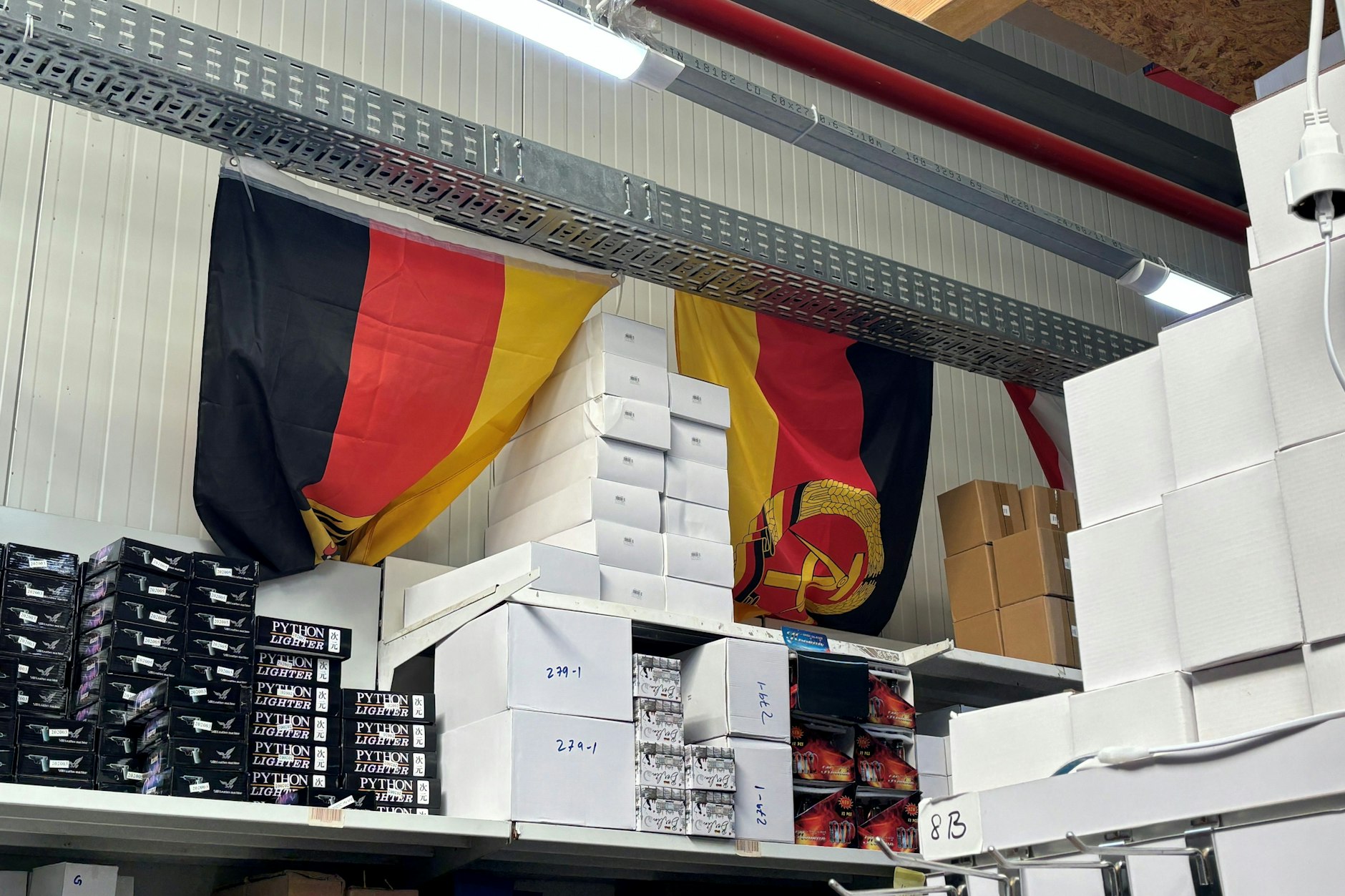 In einem der Geschäfte entdecken wir Erinnerungen an die DDR.