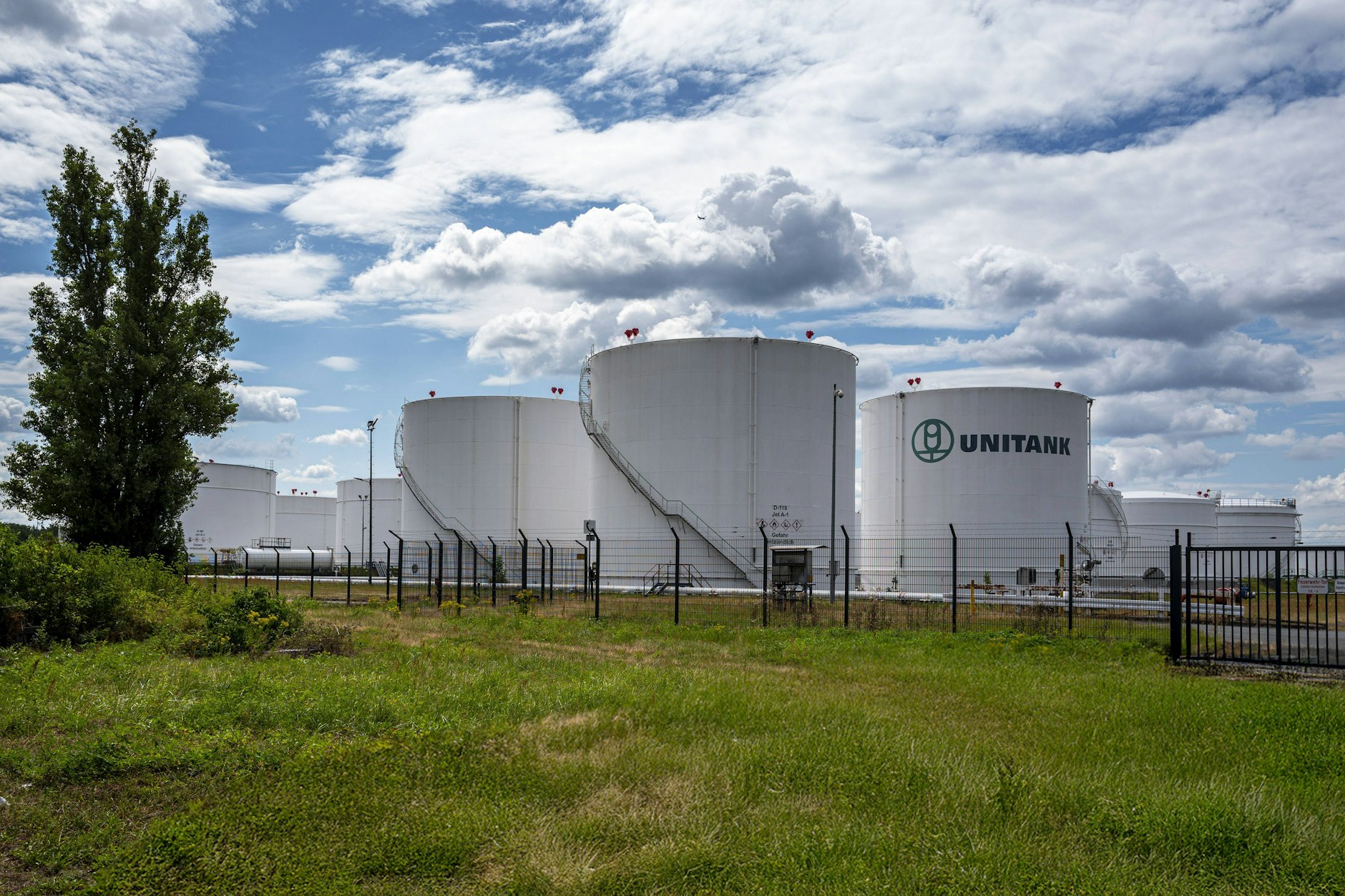 Die strategischen Ölreserven werden teilweise freigegeben.