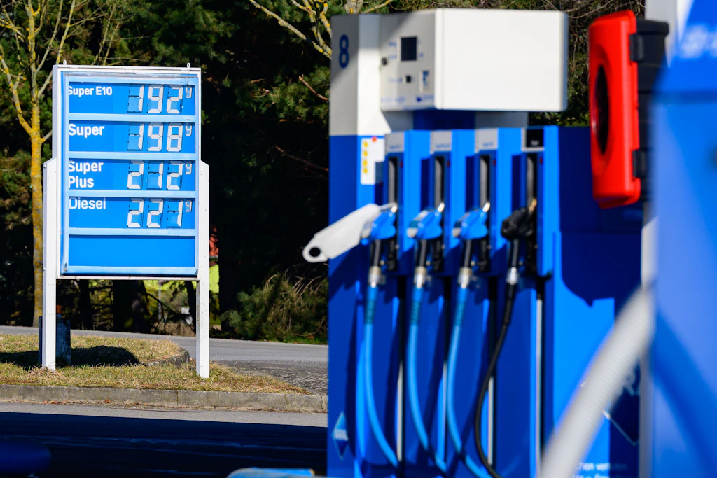 Anzeige mit Spritpreisen an einer leeren Tankstelle in Frankfurt (Oder)
