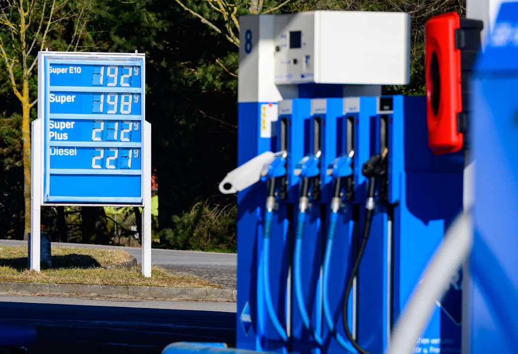 Rekordschwankungen beim Tanken: 12-Uhr-Regel erhöht trotz Sparpotenzial die Preise