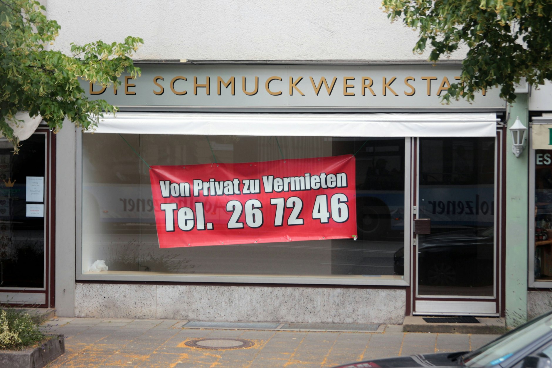 Ein leeres Ladenschaufenster in München. Kleine Händler kämpfen überall ums Überleben. 