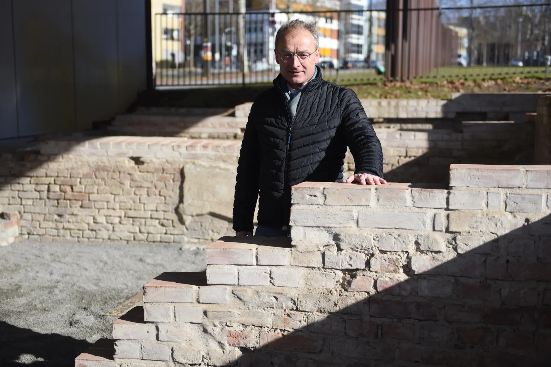 Der Archäologe Torsten Dressler am Ort seiner ersten Mauerausgrabungen in der Gedenkstätte. Im sogenannten Grenzhaus, wo auch zugemauerte Kellerfenster freigelegt wurden.