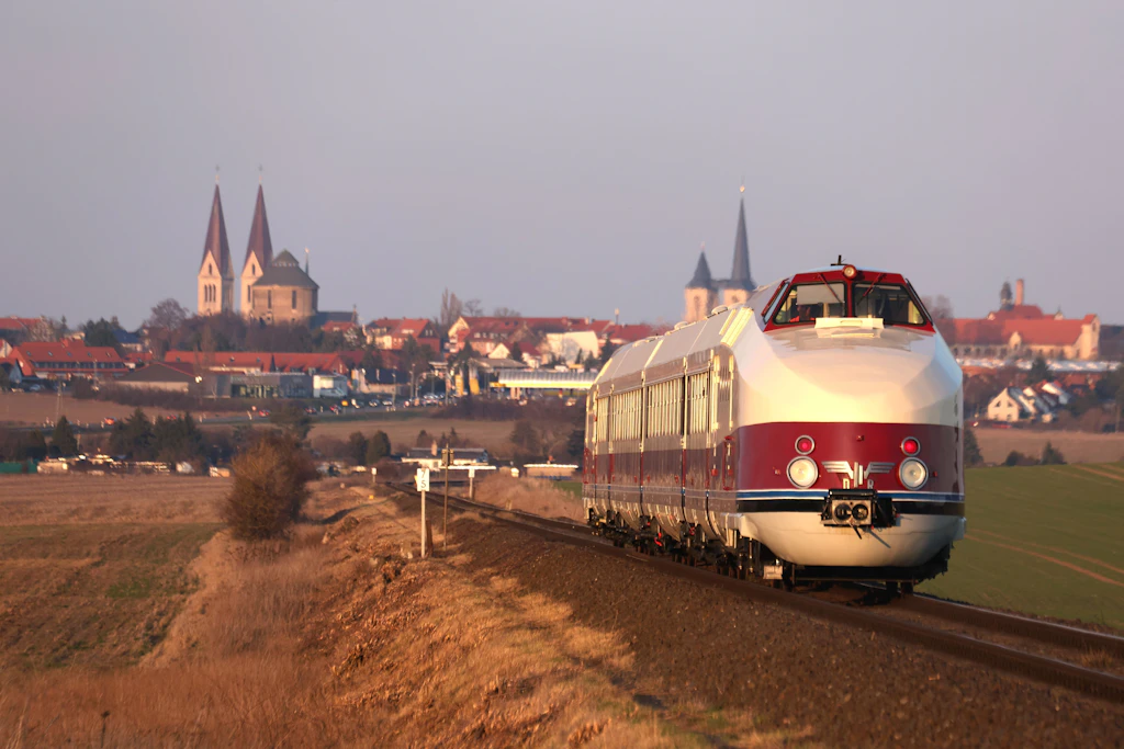 Historischer DDR-ICE: Schnelltriebwagen VT 18.16 rollt wieder auf den Gleisen