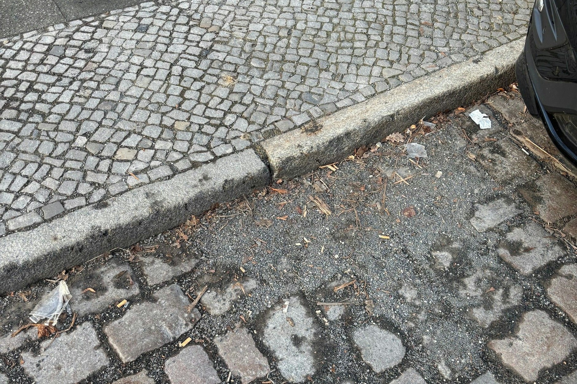 Splitt, wohin das Auge reicht. Laut BSR wird die Beiseitigung noch bis Mitte April dauern.