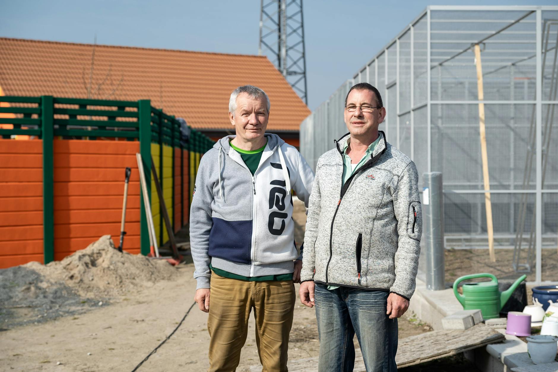 Dirk Bufé und Hartmut Benter haben bis zur Eröffnung noch viel zu tun. Demnächst sollen alle Wege zwischen den Volieren gepflastert werden.