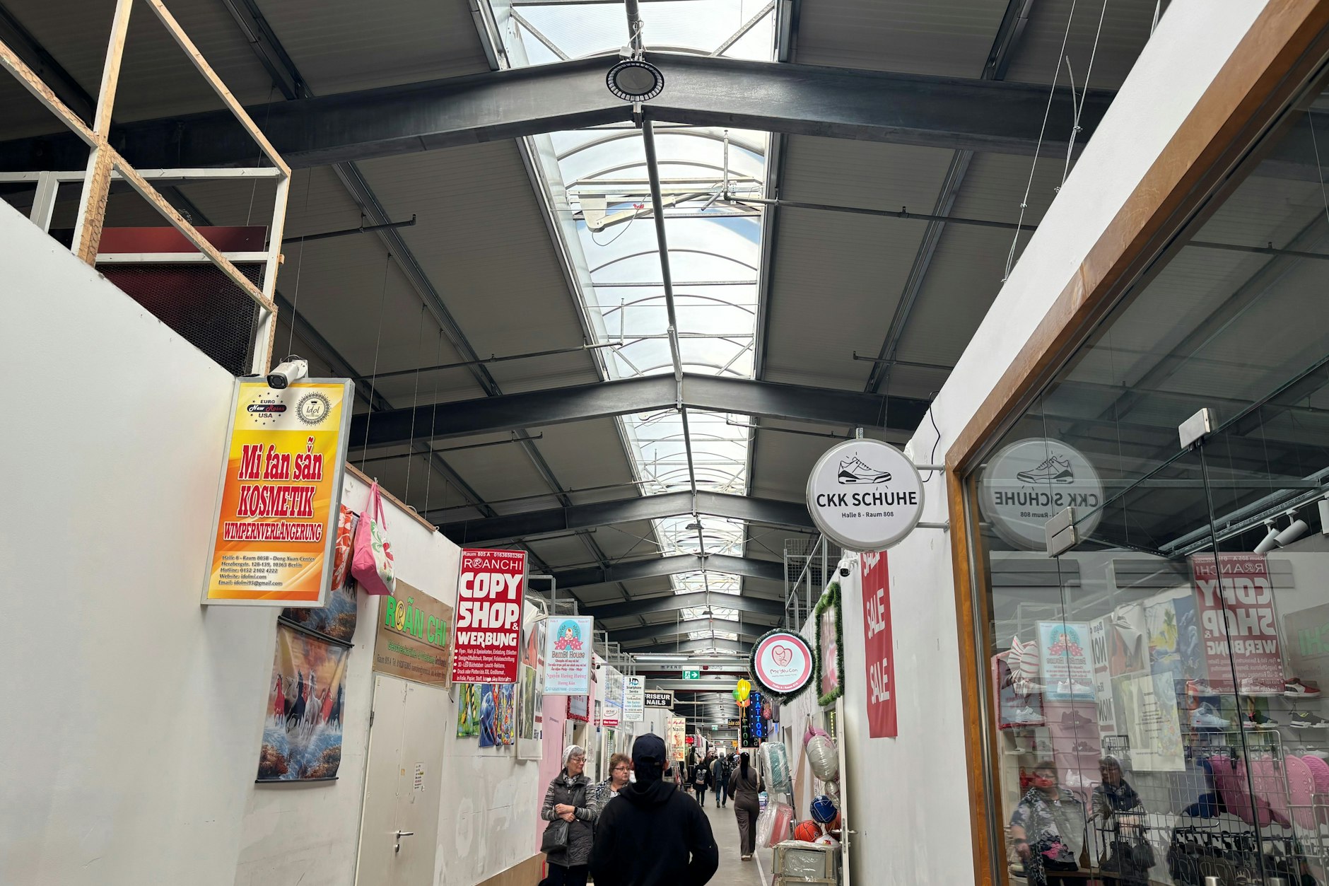 In den Hallen finden Besucher etliche Friseure und Nagelstudios.