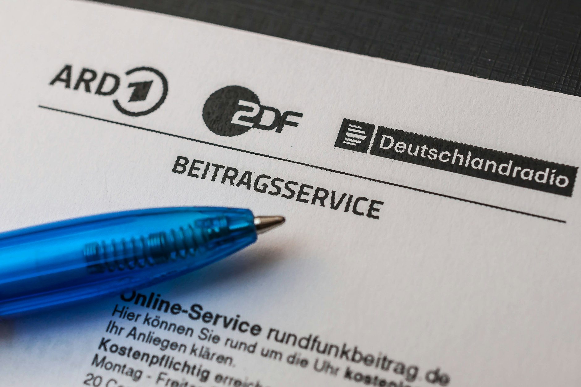 Die meisten Menschen müssen dreimonatlich die Rundfunkgebühren entrichten.