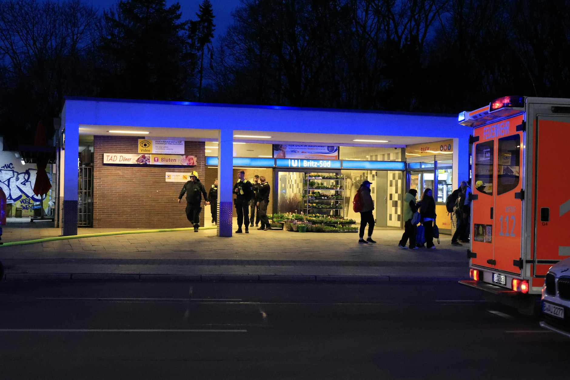 Rettungswagen und Feuerwehr trafen am U-Bahnhof Britz-Süd ein und kümmerten sich um den Brand.
