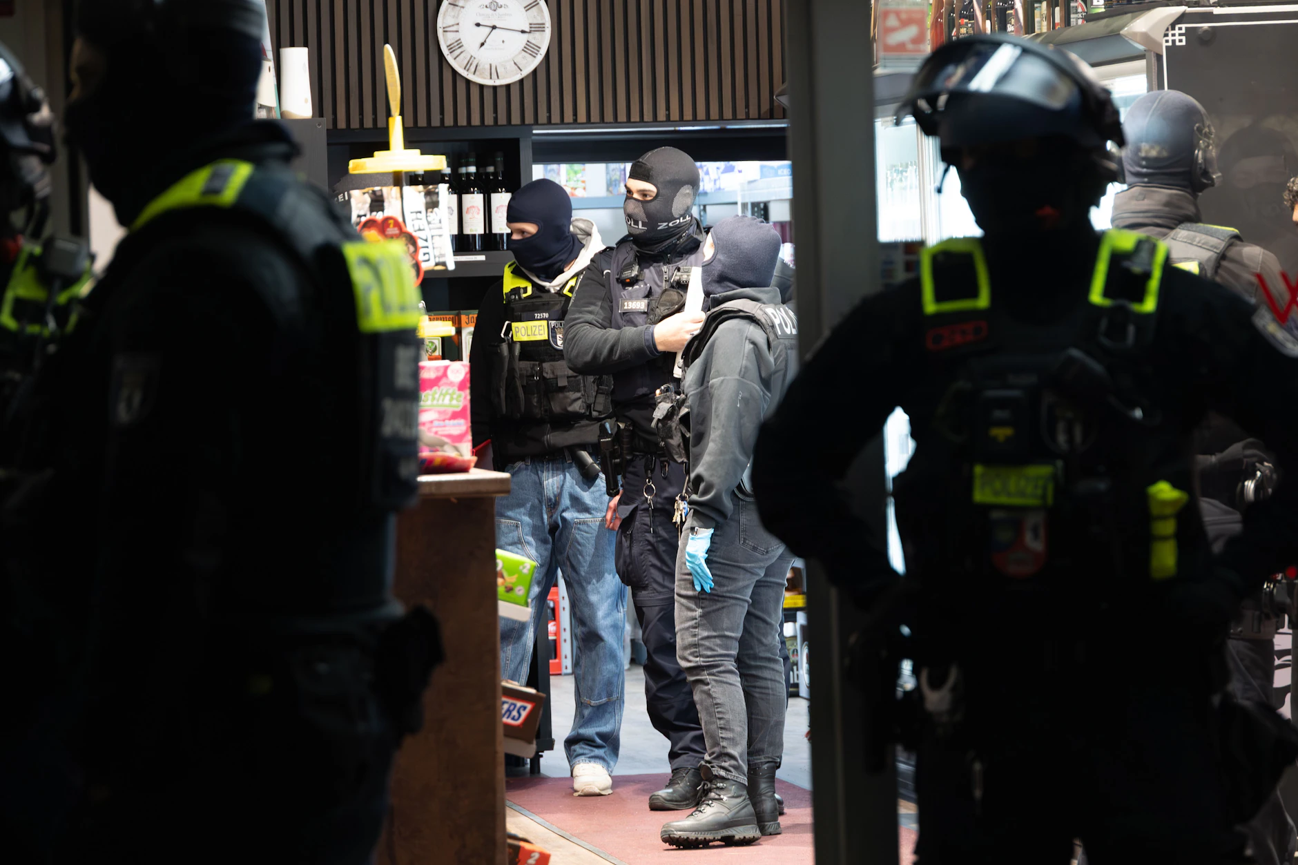 Polizisten gehen in Berlin-Neukölln gegen die Organisierte Kriminalität vor.