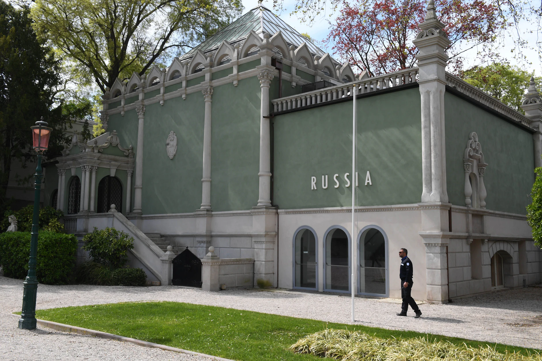 ARCHIV - 19.04.2022, Italien, Venedig: Der geschlossene Russische Pavillon ist im Giardini vor der 59. Kunstbiennale (23.4.-27.11.) beim Preview Opening zu sehen.