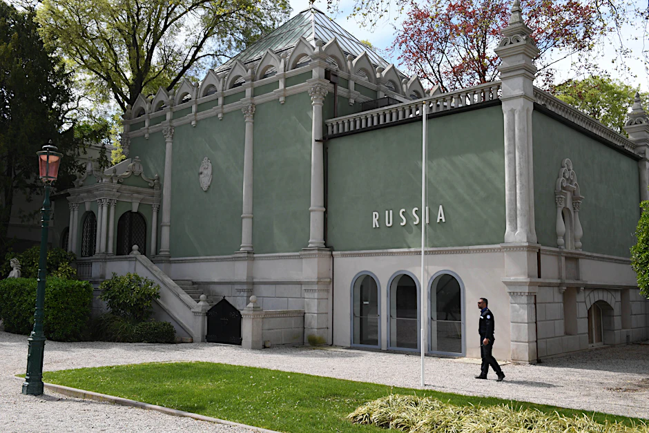 ARCHIV - 19.04.2022, Italien, Venedig: Der geschlossene Russische Pavillon ist im Giardini vor der 59. Kunstbiennale (23.4.-27.11.) beim Preview Opening zu sehen.