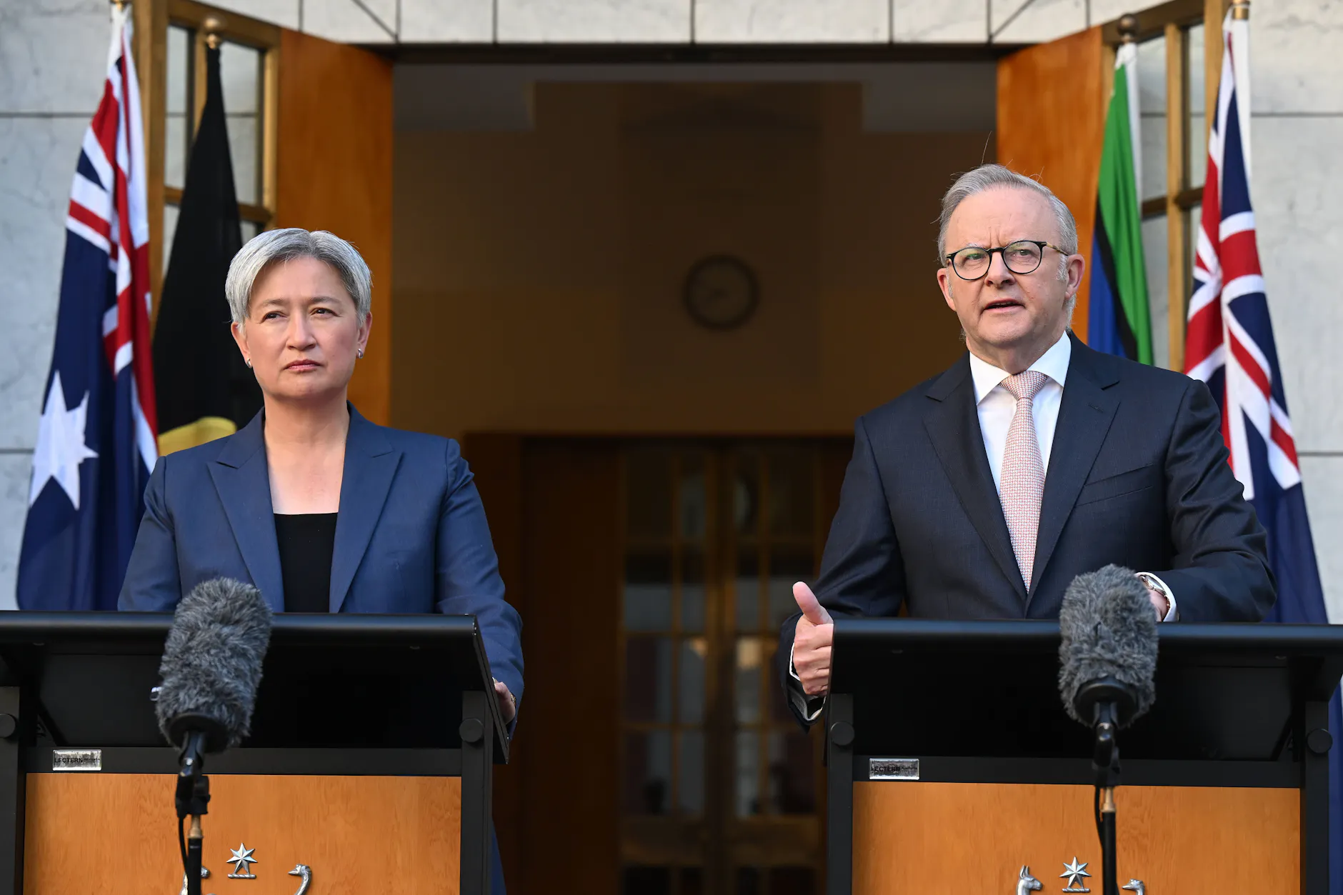 Australiens Außenministerin Penny Wong mit Premierminister Anthony Albanese bei einer Pressekonferenz