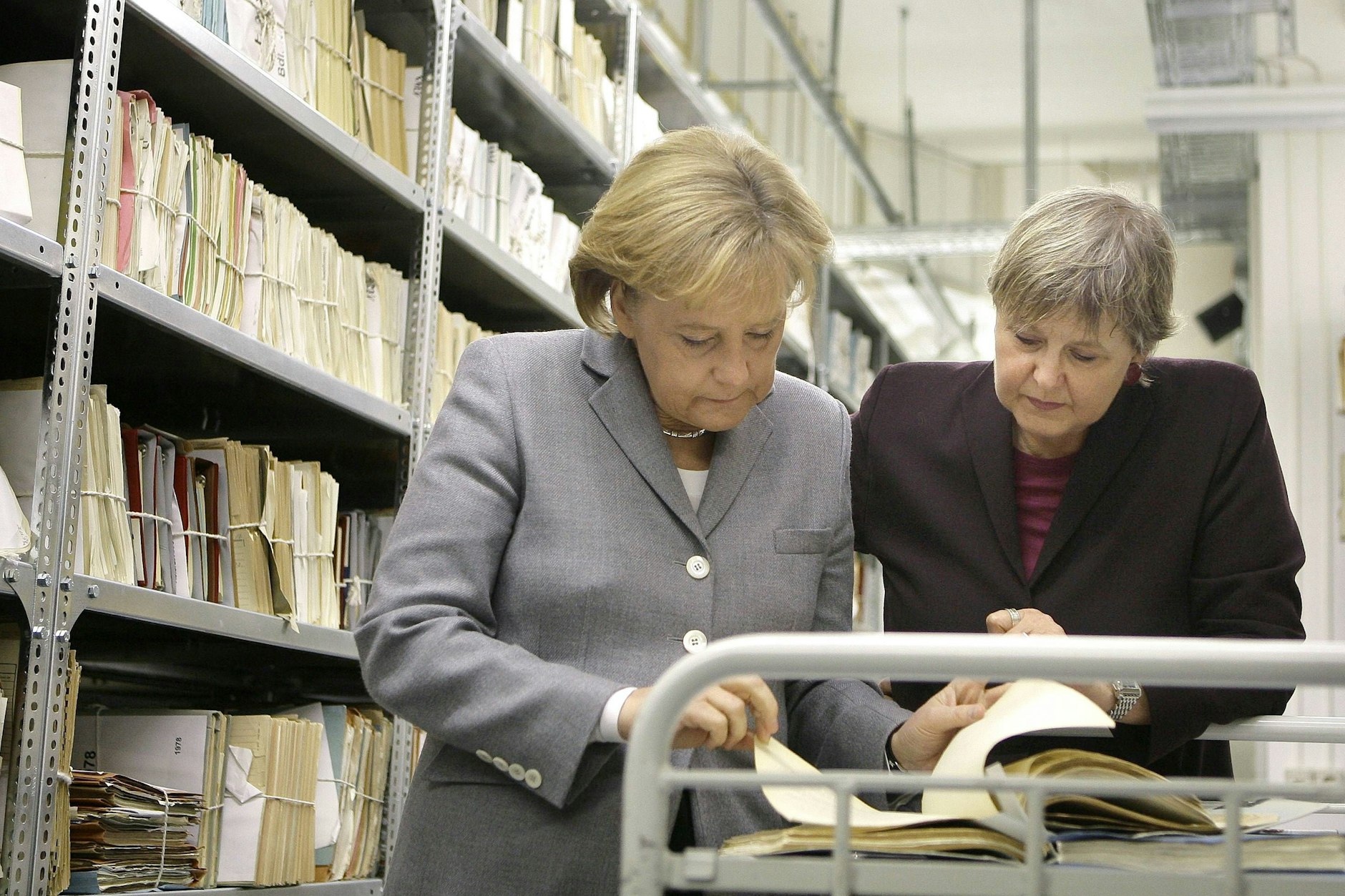 Bei einem Besuch 2009 in der Stasi-Unterlagenbehörde: Angela Merkel (l.) und die damalige Bundesbeauftragte für die Stasi-Unterlagen, Marianne Birthler.