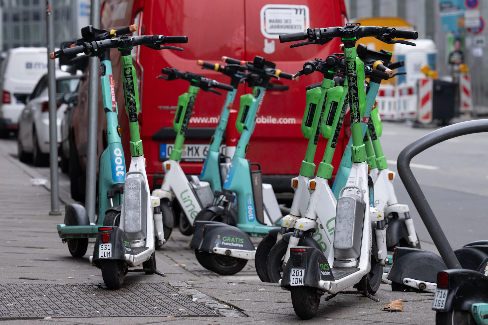 E-Scooter sollen in Berlin künftig nur noch auf festgelegten Plätzen abgestellt werden dürfen.