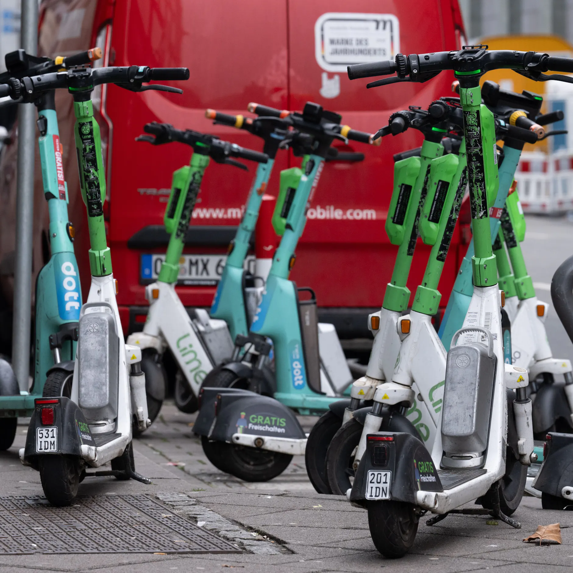 Image - Berlin: Abstellen von E-Scootern auf Gehwegen soll verboten werden