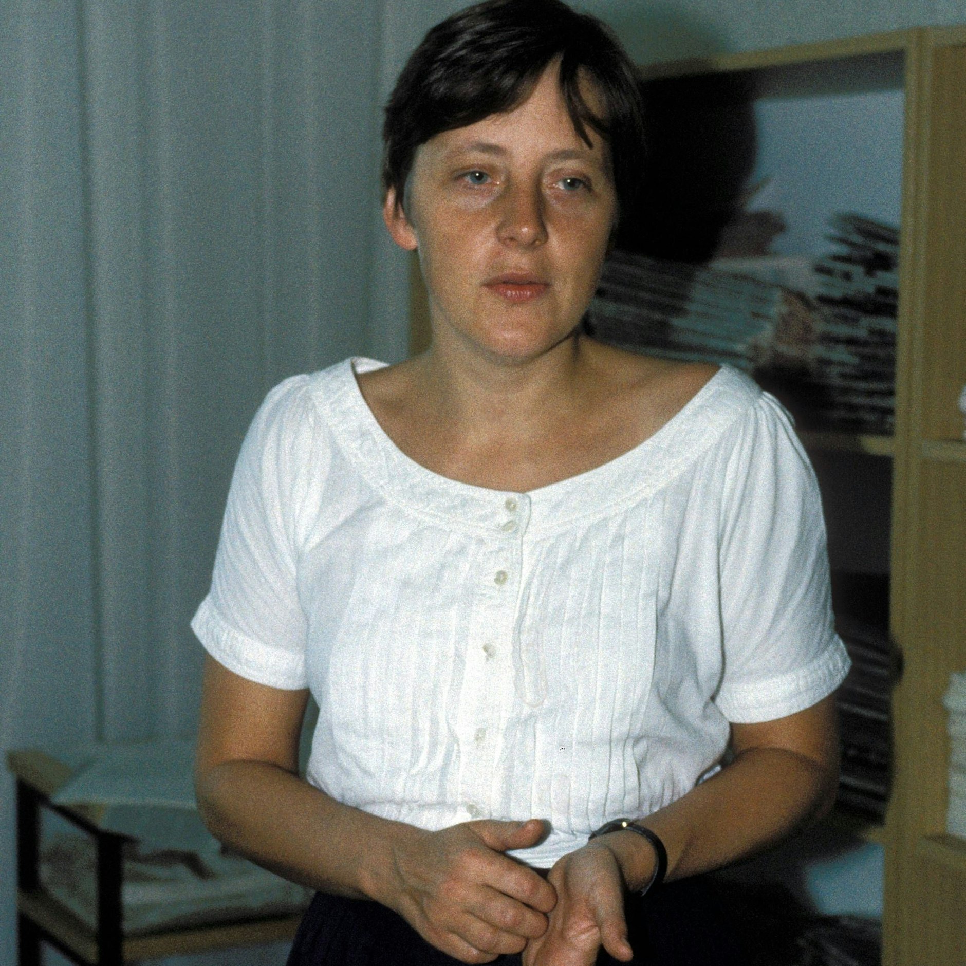 Angela Merkel 1990 als stellvertretende Regierungssprecherin der Regierung de Maizière.