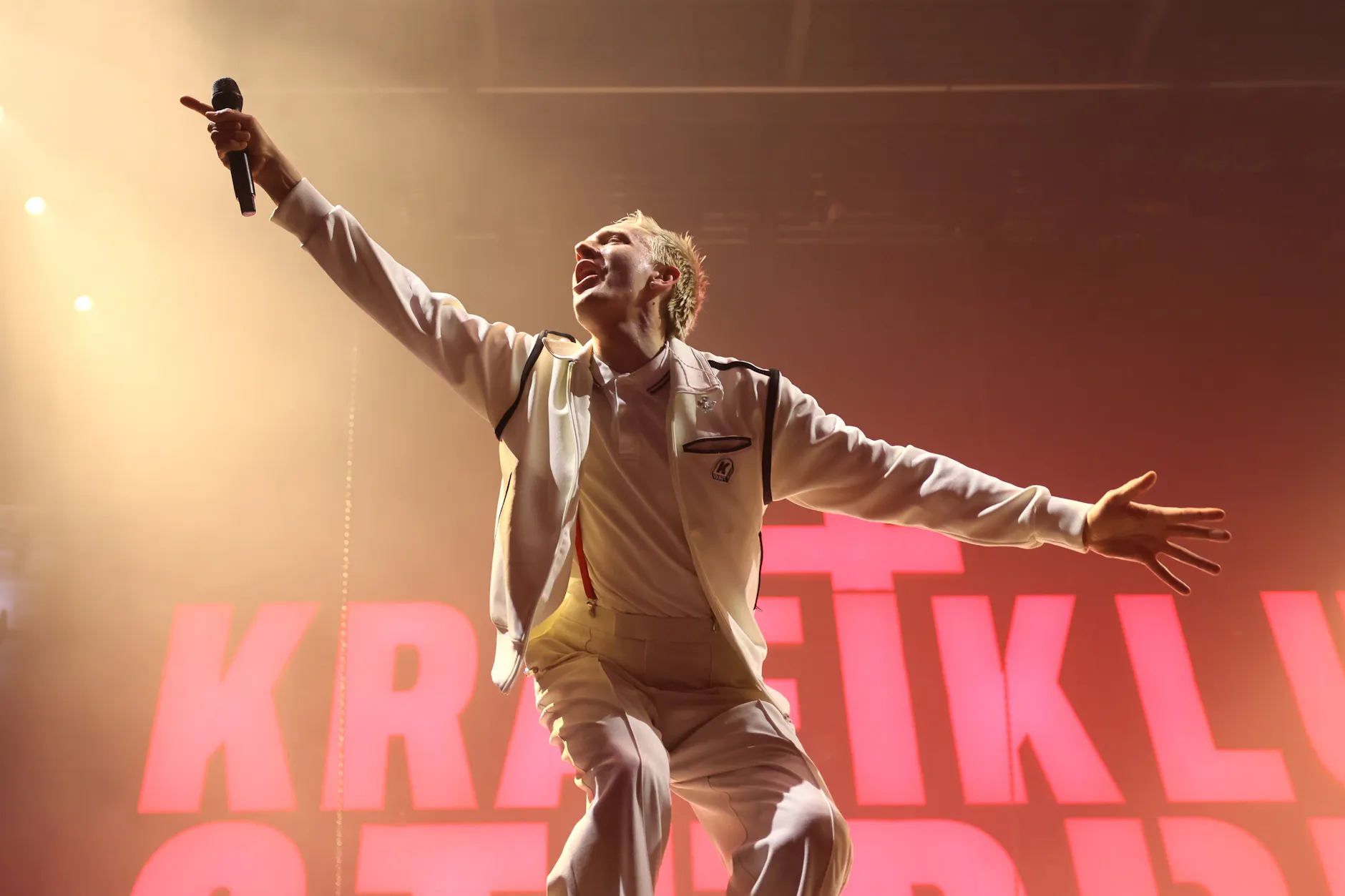 Felix Kummer von Kraftklub in der Berliner Max-Schmeling-Halle