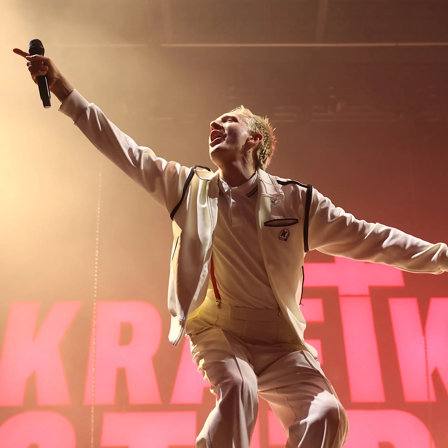 Massenkarambolage aus Glück: Kraftklub feiern in der Berliner Max-Schmeling-Halle das Leben