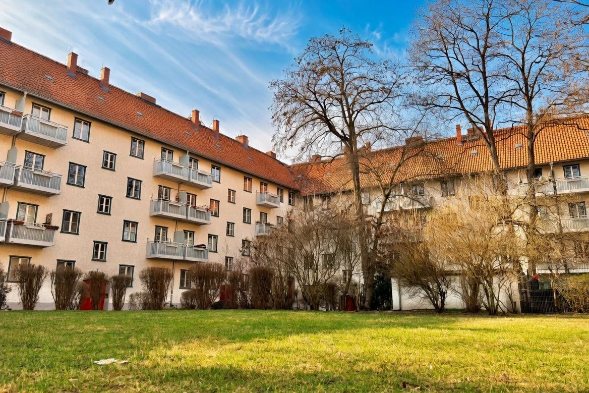 Wohnhäuser in der John-Schehr-Straße. Aus den Hähnen in den Wohnungen kommt nur kaltes Wasser.