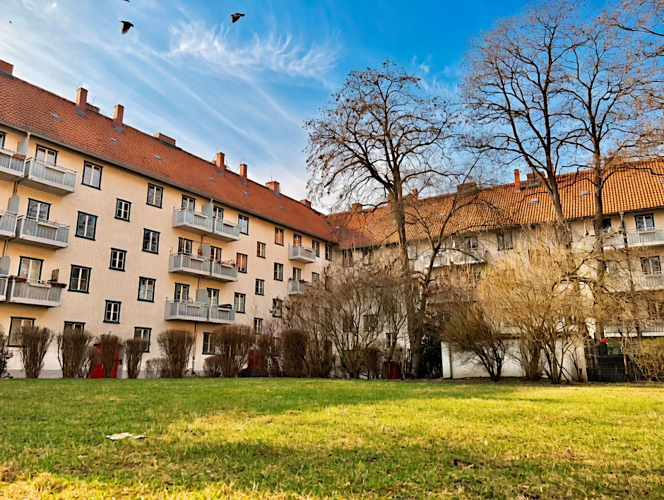 Wohnhäuser in der John-Schehr-Straße: Aus den Hähnen in den Wohnungen kommt nur kaltes Wasser.